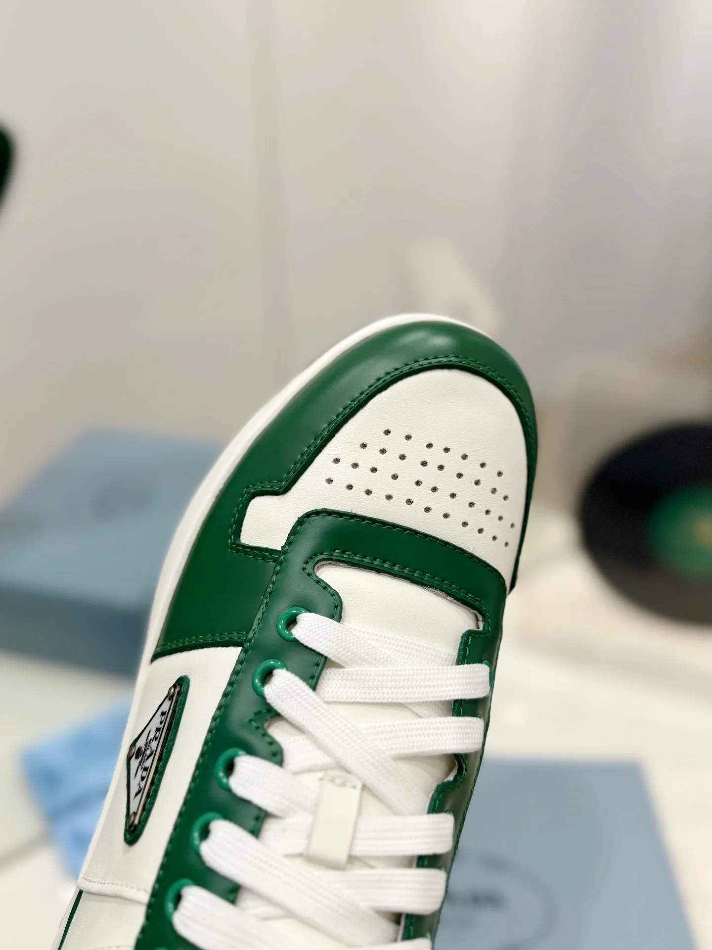 PRA DOWNTOWN PERFORATED SNEAKERS WHITE AND GREEN CALFSKIN