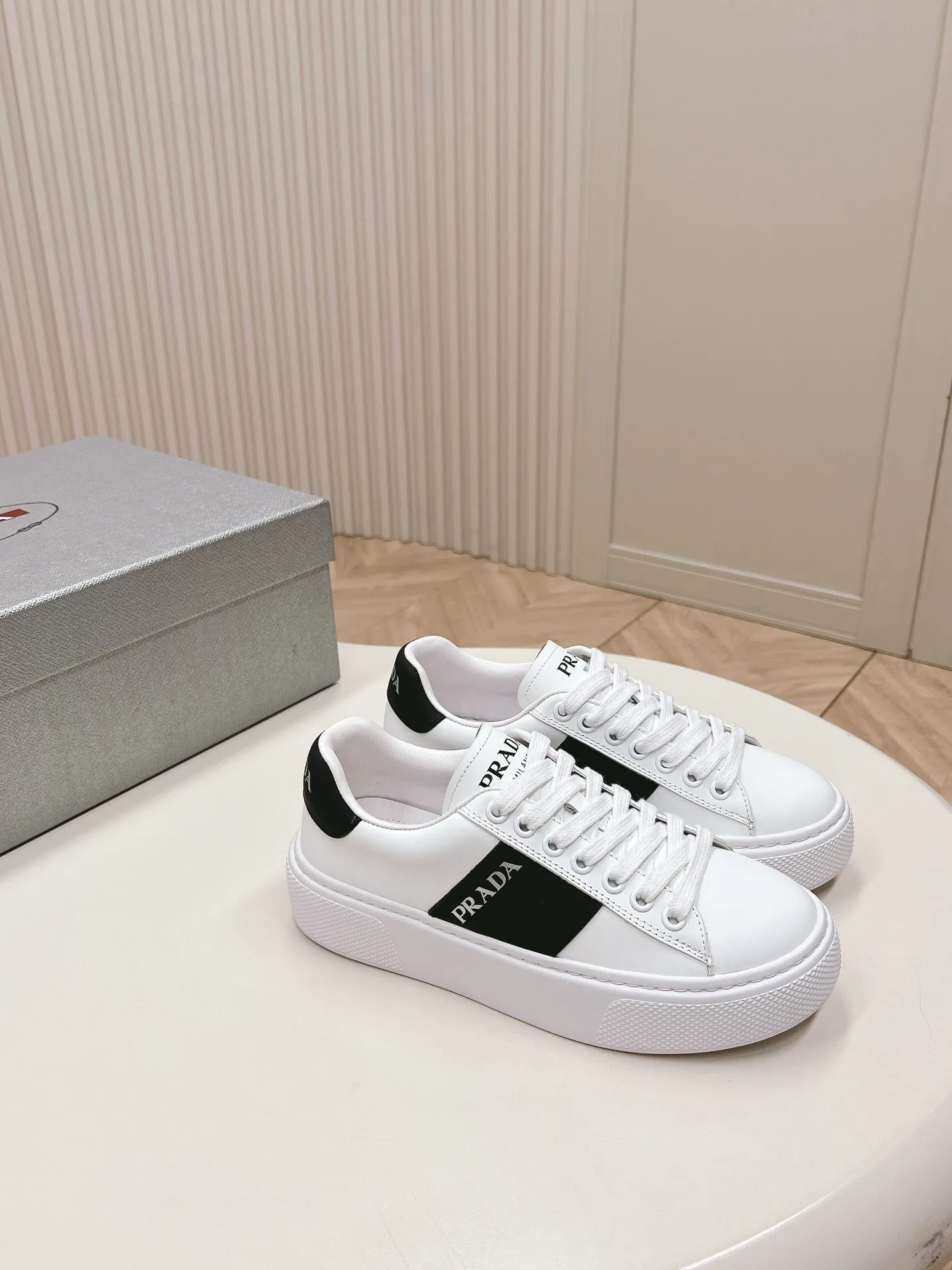 PRA LEATHER LOGO OUTLET SNEAKERS BLACK AND WHITE CALFSKIN