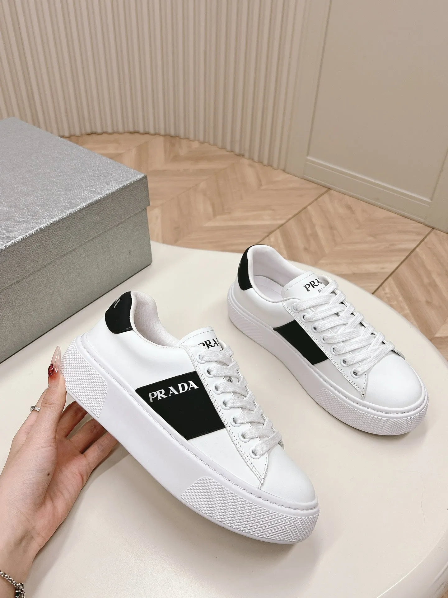 PRA LEATHER LOGO OUTLET SNEAKERS BLACK AND WHITE CALFSKIN