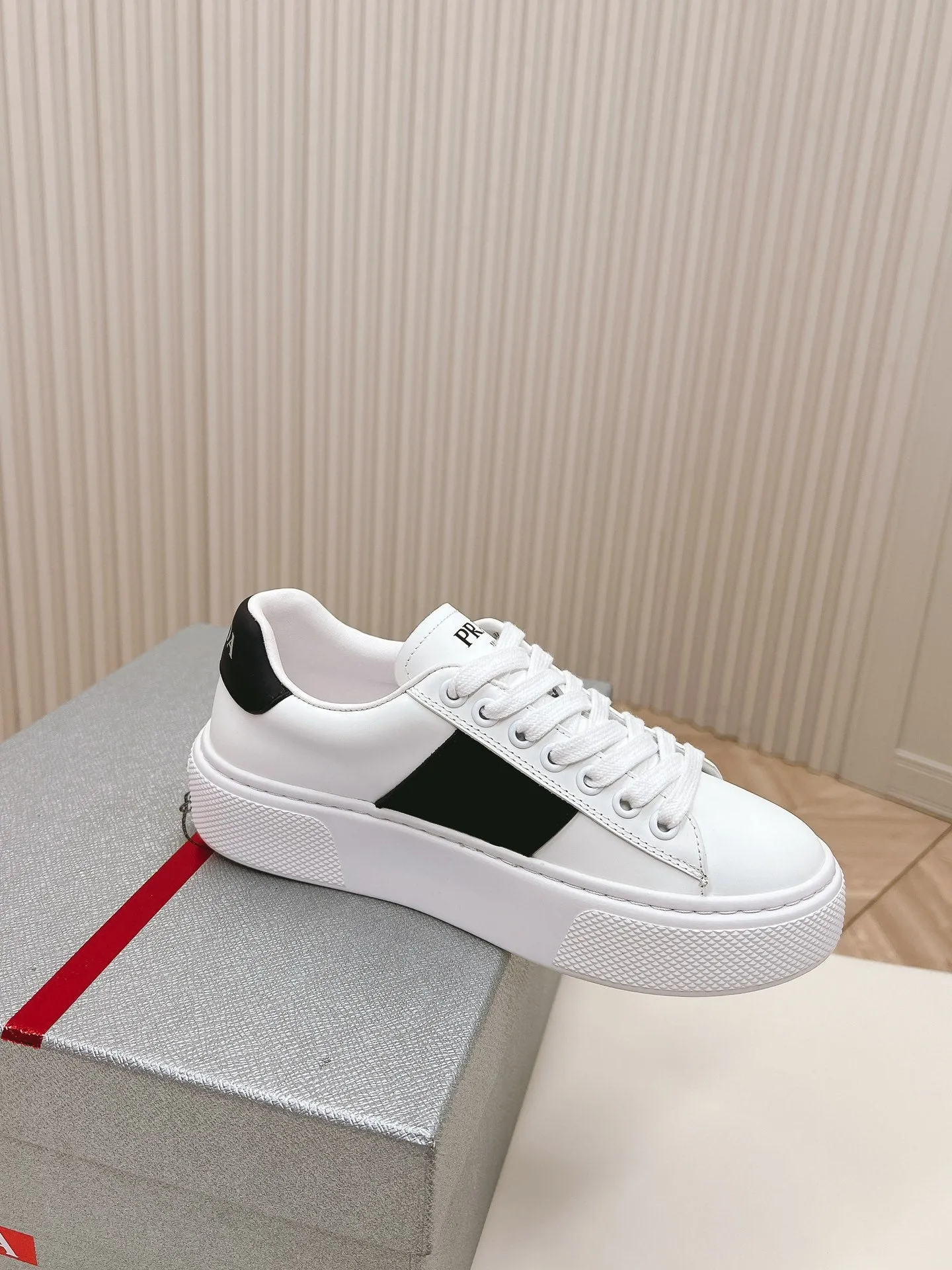 PRA LEATHER LOGO OUTLET SNEAKERS BLACK AND WHITE CALFSKIN