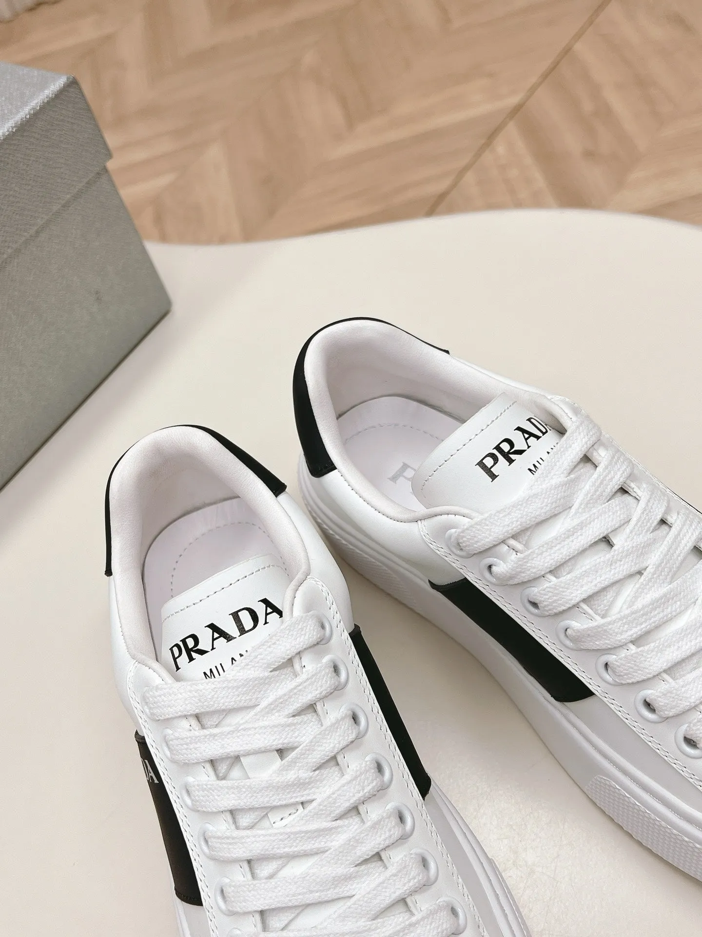 PRA LEATHER LOGO OUTLET SNEAKERS BLACK AND WHITE CALFSKIN