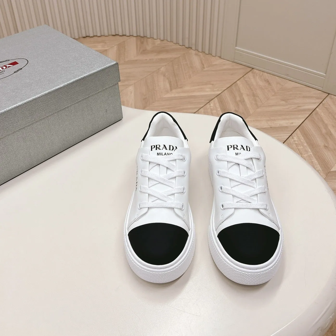 PRA LOGO OUTLET BASIC SNEAKERS WHITE AND BLACK TOE CALFSKIN