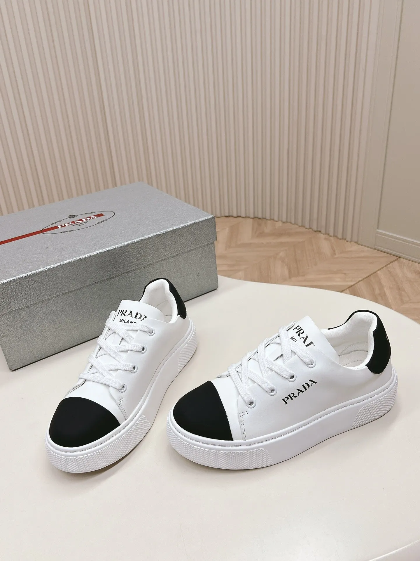 PRA LOGO OUTLET BASIC SNEAKERS WHITE AND BLACK TOE CALFSKIN