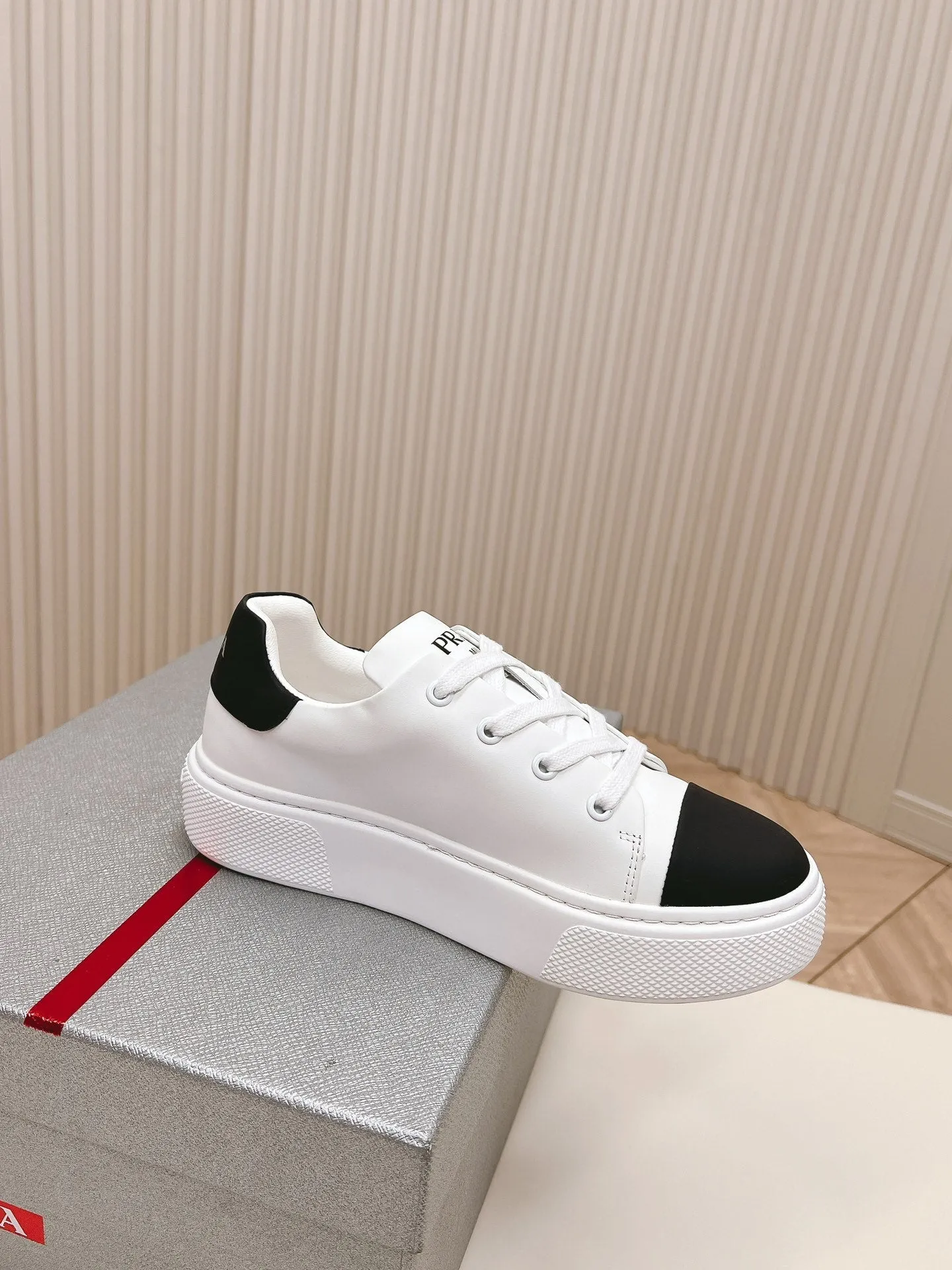 PRA LOGO OUTLET BASIC SNEAKERS WHITE AND BLACK TOE CALFSKIN