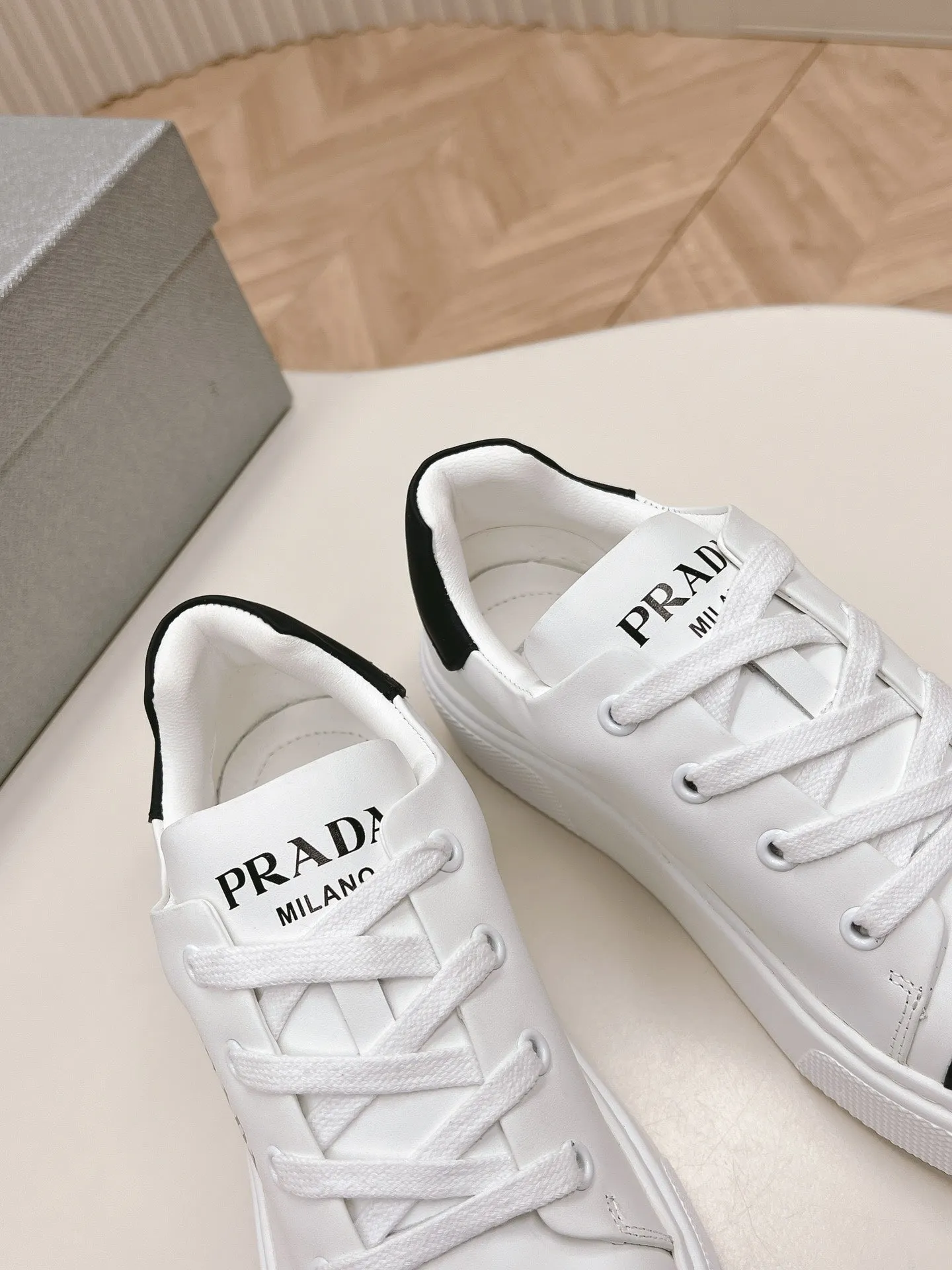 PRA LOGO OUTLET BASIC SNEAKERS WHITE AND BLACK TOE CALFSKIN